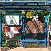 Haltestelle mit Kinderzeichnungen an den Glaswänden