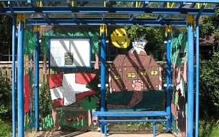 Haltestelle mit Kinderzeichnungen an den Glaswänden