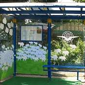 mit Schafen bemalte Haltestelle