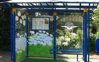 mit Schafen bemalte Haltestelle