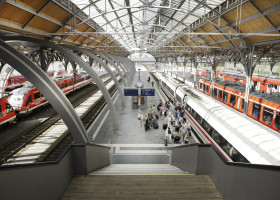 Blick auf Gleise des Lübecker Hauptbahnhofs