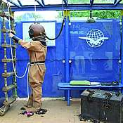 alter Taucheranzug in einer Bushaltestelle