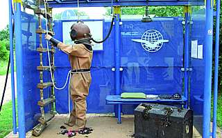 alter Taucheranzug in einer Bushaltestelle