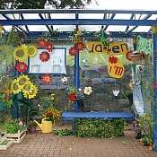 Haltestelle, die mit Blumen aus Papier dekoriert ist