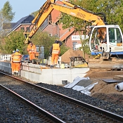 Bauarbeiten neben einem Gleis