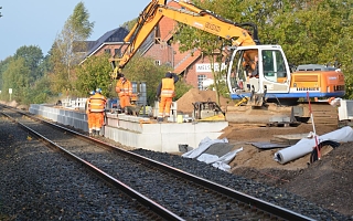 Bauarbeiten neben einem Gleis