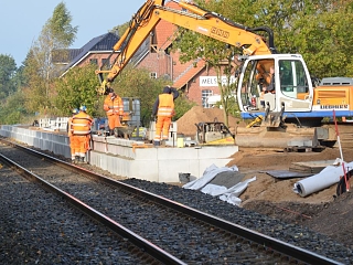 Bauarbeiten neben einem Gleis
