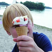 Kind mit Eis in der Hand am Strand