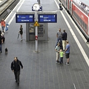 zwei rote Züge an einem Bahnsteig
