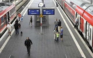 zwei rote Züge an einem Bahnsteig