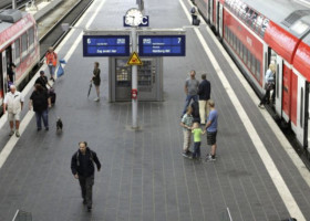 Züge an einem Bahngleis