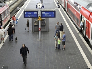 Züge an einem Bahngleis