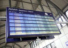Anzeigetafel am Bahnhof