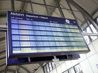 Anzeigetafel am Bahnhof