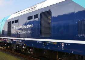 Lok im NAH.SH Design auf Gleis