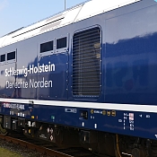 Lok im NAH.SH Design auf Gleis