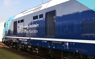 Lok im NAH.SH Design auf Gleis