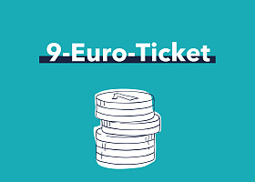 9 Euro-Ticket mit Münzen auf türkisem Hintergrund
