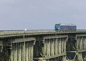 Zug auf Hochbrücke