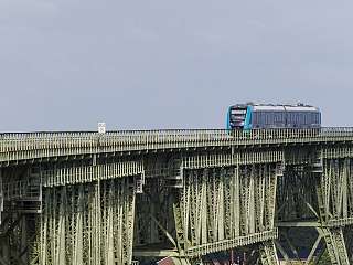 Zug im NAH.SH-Design Zug auf Hochbrücke