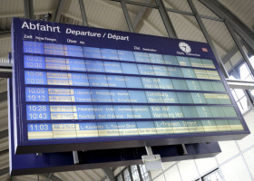 Anzeigetafel im Bahnhof