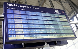 Anzeigetafel im Bahnhof