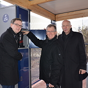 drei Menschen in der Bike and Ride Anlage Jübek