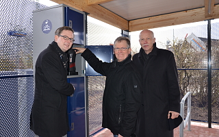 drei Menschen in der Bike and Ride Anlage Jübek