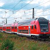 fahrender Zug auf Gleis