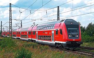 fahrender Zug auf Gleis