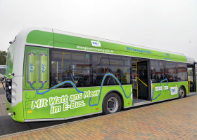 Außenansicht eines grünen Elektrobusses 