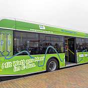 Außenansicht eines grünen Elektrobusses 