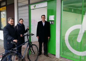 drei Personen vor einer Bike and Ride Station mit einem einzelnen Fahrrad
