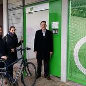 EinweihungFahrradstation-NMS.jpg drei Personen vor einer Bike and Ride Station mit einem einzelnen Fahrrad
