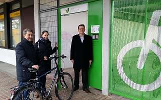 EinweihungFahrradstation-NMS.jpg drei Personen vor einer Bike and Ride Station mit einem einzelnen Fahrrad
