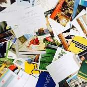 viele verschiedene Magazine, die wild durcheinander liegen 