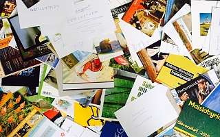 viele verschiedene Magazine, die wild durcheinander liegen 