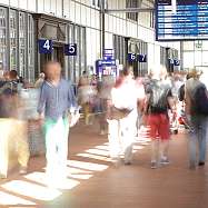 Bild von Fahrgästen im Bahnhof Lübeck