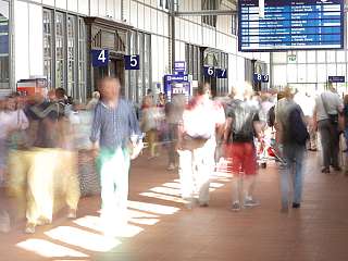 Bild von Fahrgästen im Bahnhof Lübeck