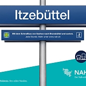 Foto eines Schildes mit der Aufschrift "Itzebüttel", darunter: Mit dem Schnellbus von Itzehoe nach Brunsbüttel und zurück