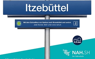 Foto eines Schildes mit der Aufschrift "Itzebüttel", darunter: Mit dem Schnellbus von Itzehoe nach Brunsbüttel und zurück
