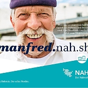 Werbeplakat mit Mann an Bahngleisen und dem Schriftzug: Manfred.nah.sh