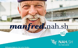 Werbeplakat mit Mann an Bahngleisen und dem Schriftzug: Manfred.nah.sh