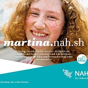 Werbeplakat mit Frau an Bahngleisen und dem Schriftzug: martina.nah.sh