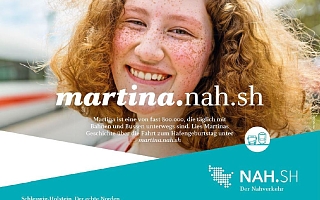 Werbeplakat mit Frau an Bahngleisen und dem Schriftzug: martina.nah.sh