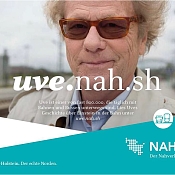 Werbeplakat mit Mann an Bahngleisen und dem Schriftzug: uve.nah.sh