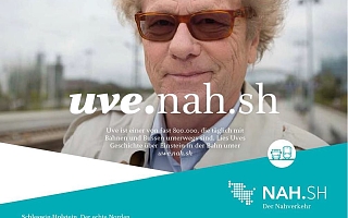 Werbeplakat mit Mann an Bahngleisen und dem Schriftzug: uve.nah.sh