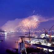 Blick auf die Kieler Förde mit Feuerwerk