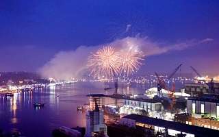 Blick auf die Kieler Förde mit Feuerwerk