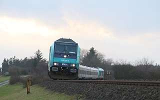 Marschbahn-Symbolbild.jpg fahrender Zug auf Gleis